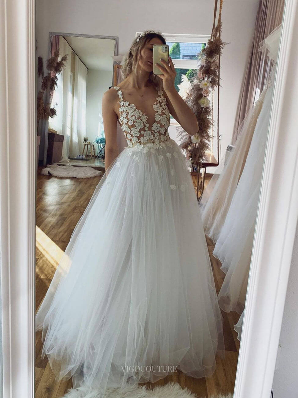 Floral Lace Applique V-Neck Wedding Dress Spaghetti Strap Bridal Gown w0157 Floral Lace Applique V-Neck Wedding Dress Spaghetti Strap Bridal Gown w0157