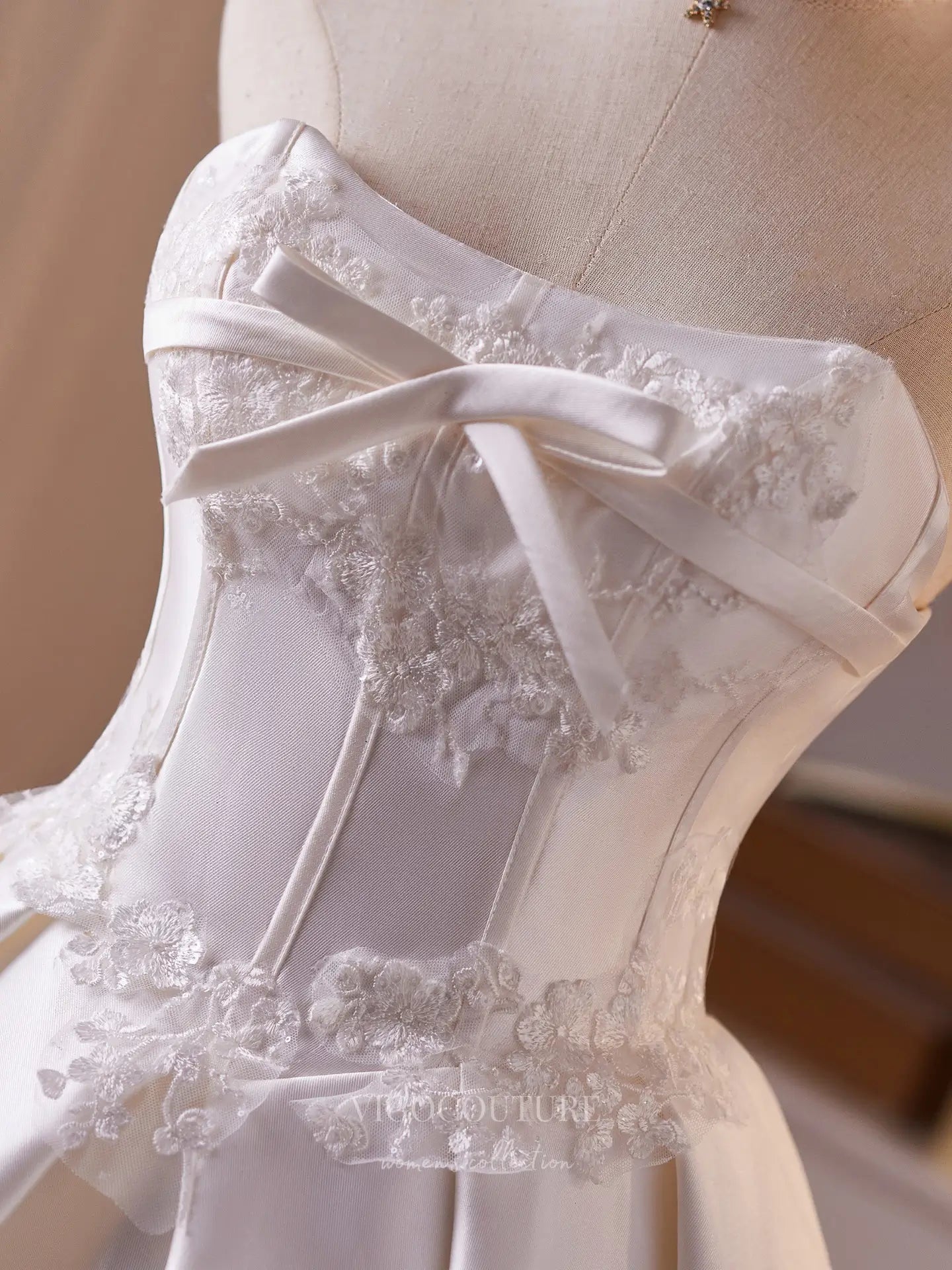 Prom Dresses 2025 to impress Elegant Ivory Satin Homecoming Dress with Lace Appliqués, Sweetheart Neckline & Satin Bow – 26007-vigocouture-vigocouture