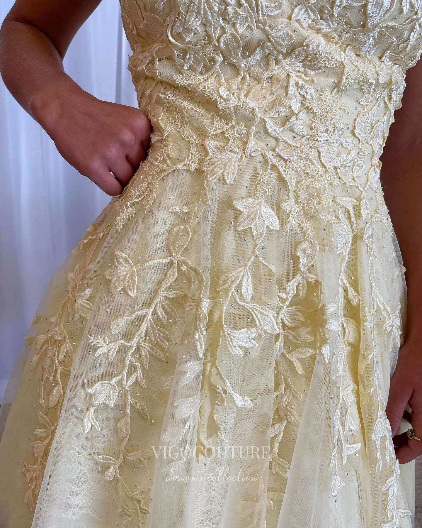 Short Prom Dresses 2025 Radiant Sunshine: Yellow Lace Applique Homecoming Dress with Spaghetti Strap and V-Neck hc241-Prom Dresses-vigocouture-vigocouture