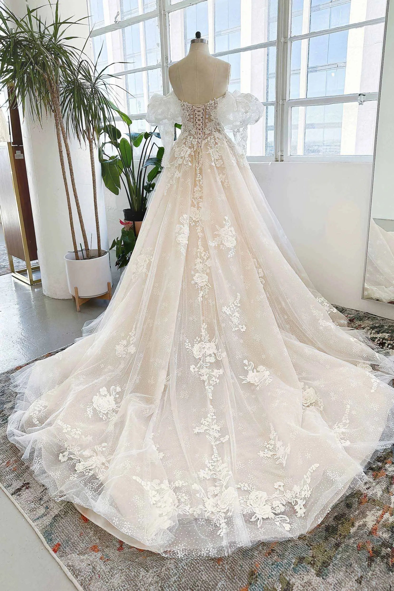 Wedding Dresses 2025 to impress Champagne Lace Wedding Dress with Sweetheart Neckline & Removable Puffed Sleeve - MQ047-vigocouture-vigocouture