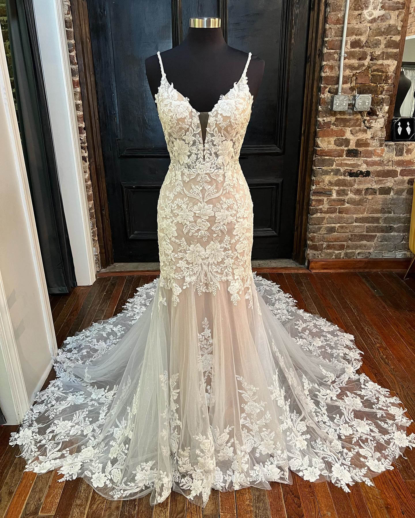 Country Lace Applique Spaghetti Strap Wedding Dress Mermaid V-Neck Bridal Gown w0138-Wedding Dresses-vigocouture-Ivory-US2-vigocouture