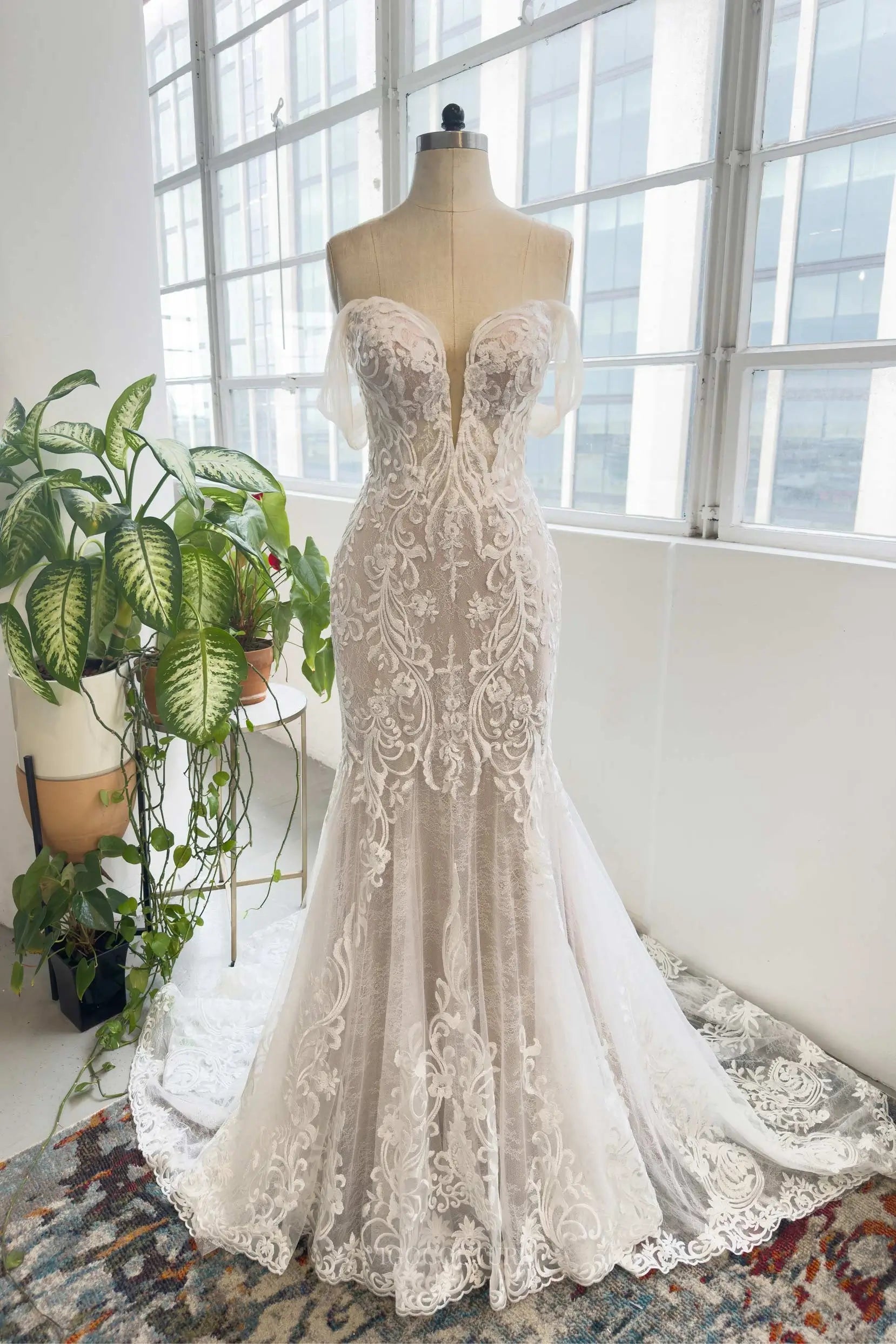 Ivory Lace Mermaid Wedding Dress with Sweetheart Neckline & Chapel Tra vigocouture Ivory Lace Mermaid Wedding Dress with Sweetheart Neckline & Chapel Tra vigocouture