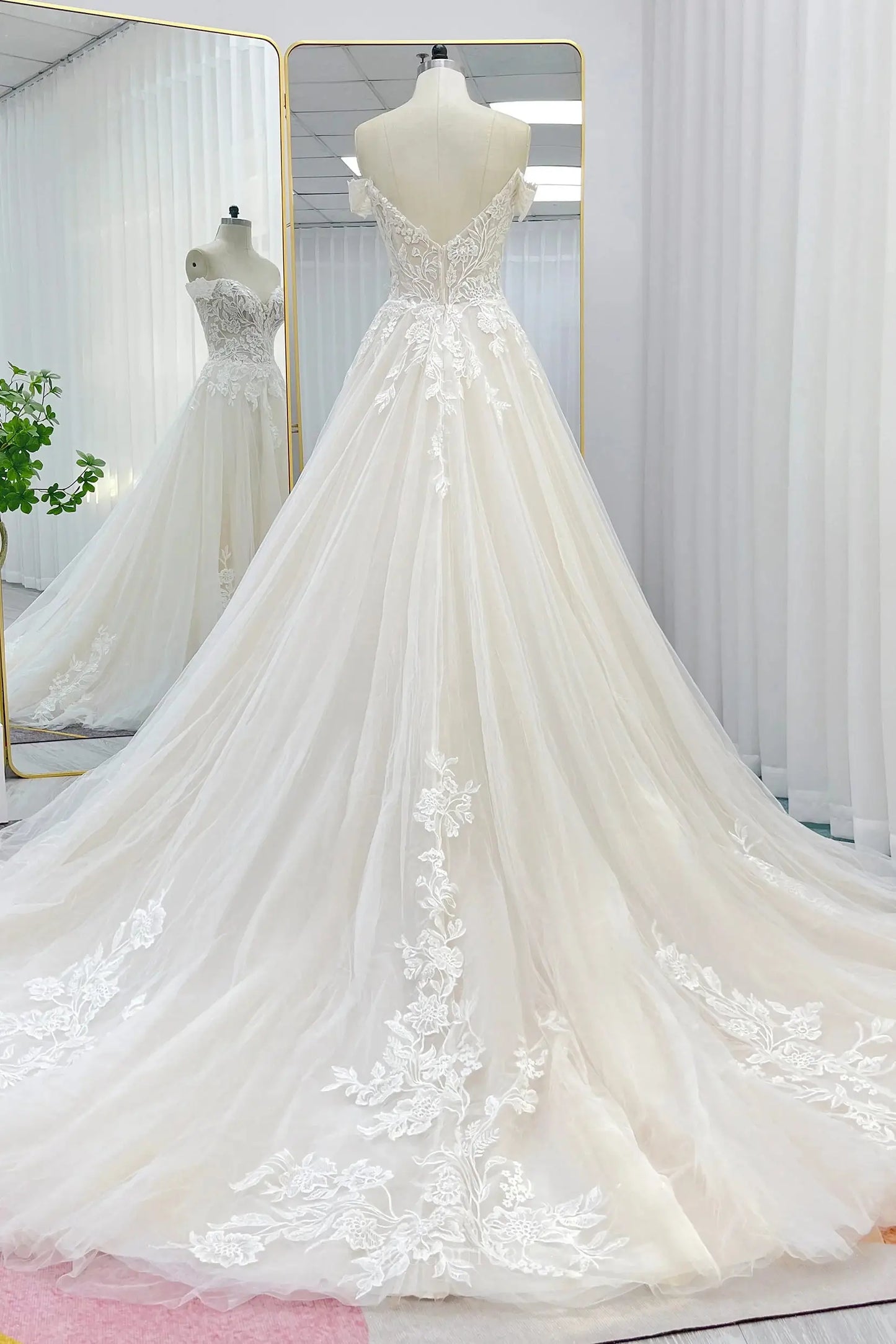 Wedding Dresses 2025 to impress Ivory Lace Tulle Wedding Dresses with Sweetheart Neckline & Chapel Train - MQ032S-vigocouture-vigocouture