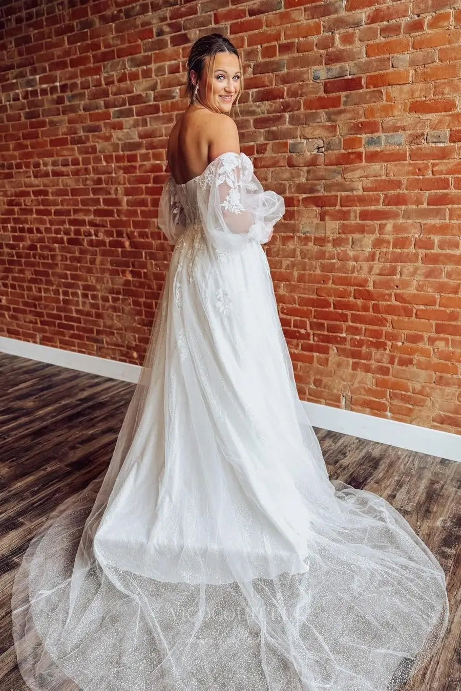 Wedding Dresses 2025 to impress Ivory Lace Wedding Dress with Removable Puff Sleeves, Sweetheart Neckline, High Slit & Sweep Train – W2254-vigocouture-vigocouture