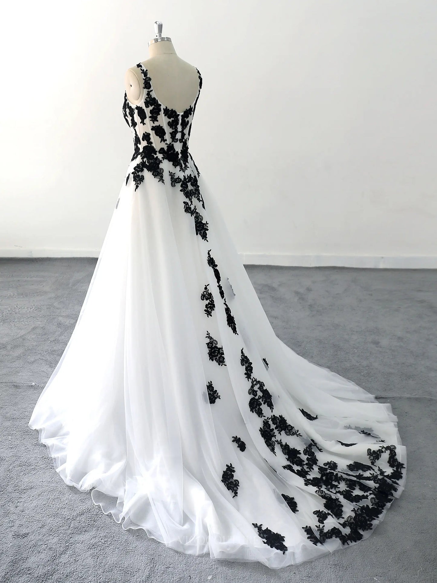 Ivory Tulle Black Lace Wedding Dresses with Sweetheart Neckline & Cour