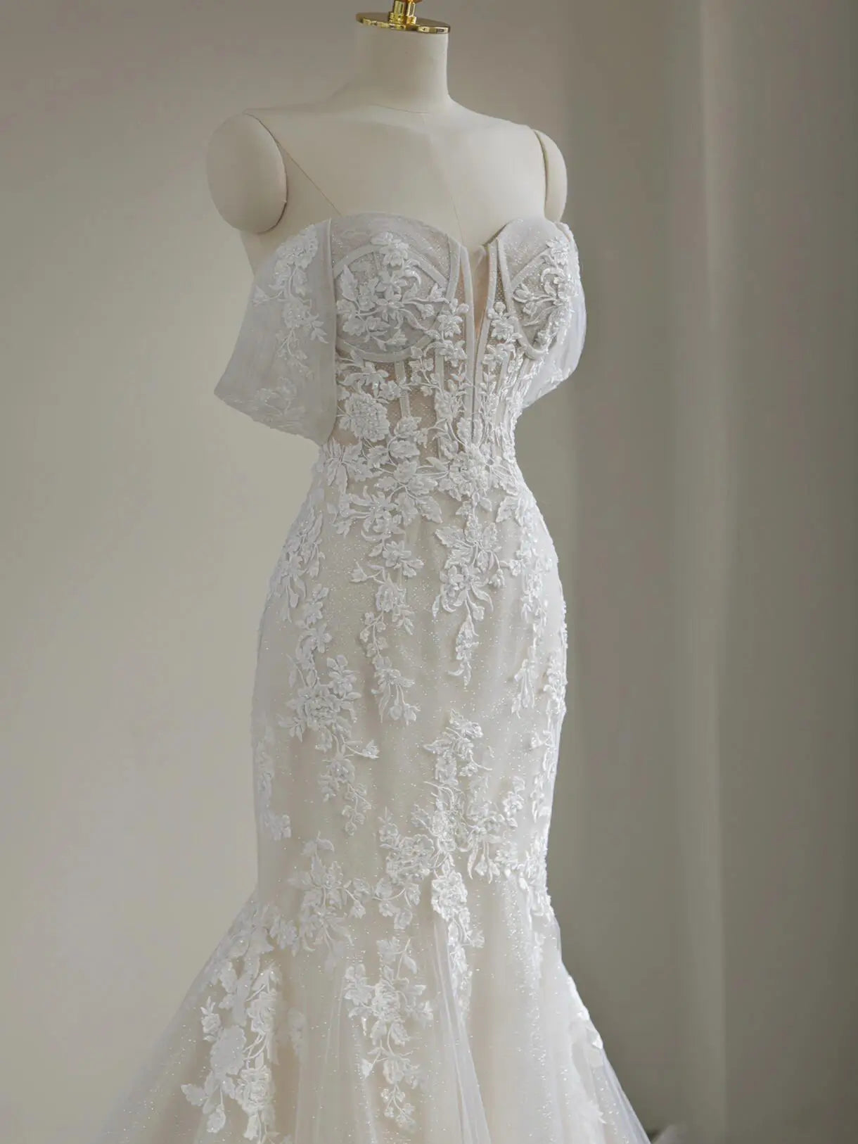 Wedding Dresses 2025 to impress Off-Shoulder Lace Mermaid Wedding Gown with 3D Floral Appliqué and Sheer Train – Style RD005-vigocouture-vigocouture