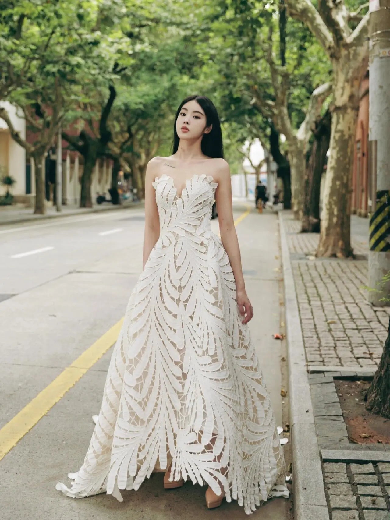 Wedding Dresses 2025 to impress Strapless Leaf Appliqué A-Line Wedding Dress with Sculpted Bodice – RD015-vigocouture-vigocouture